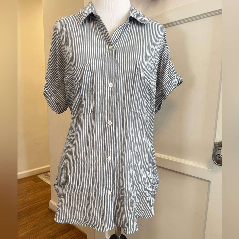 Cloth & Stone Blue and White Striped Casual Shirt. Size Medium.